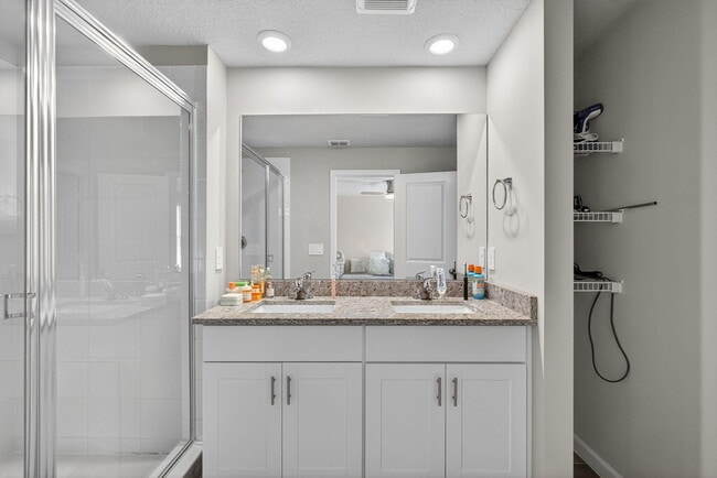 Building Photo - 392 SE Sea Hunt Wy