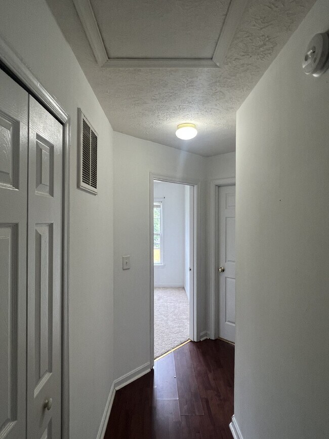 Building Photo - Spacious End Unit Townhome - 3 Bedrooms & ...