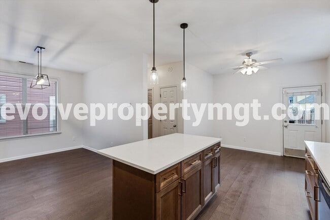 Building Photo - 1250 Island Pl E