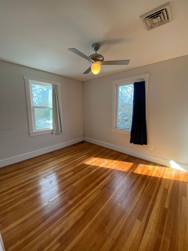 Building Photo - 4 Bedroom / 2 Bath Eastport Cape Cod