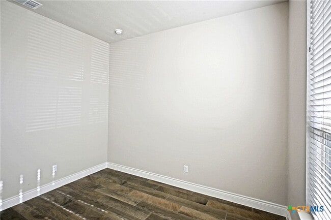 Building Photo - 588 Vale Ct