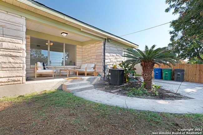 Building Photo - ~~COZY 3BD/2BA HOME! HIGHLANDS HIGH SCHOOL!!~~