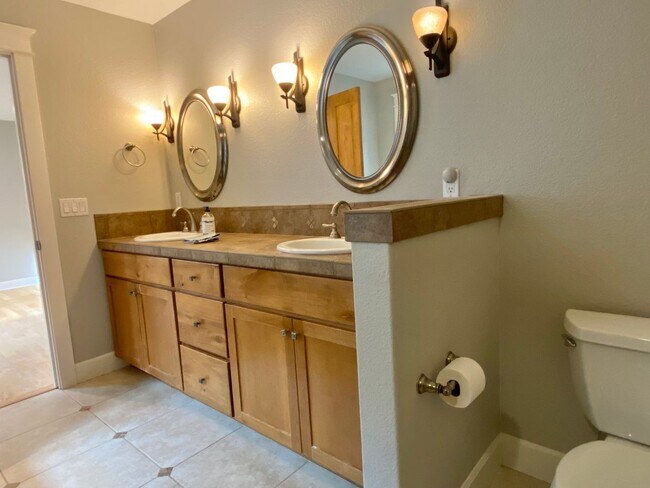 Building Photo - Northwest Crossing Gem! Bonus Office and F...