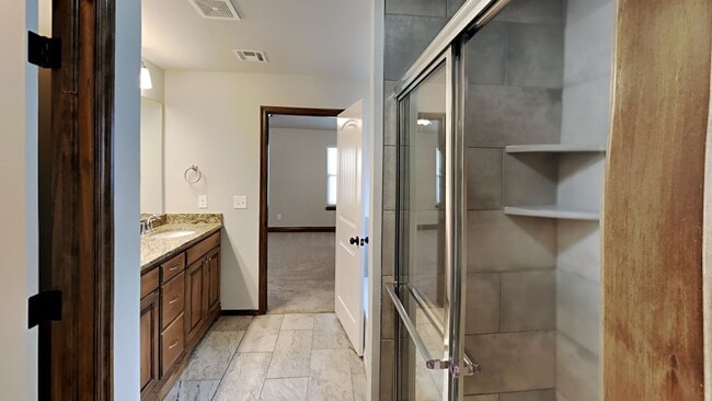 Building Photo - Beautiful 4 Bedroom 2 Bathroom Home in Pie...