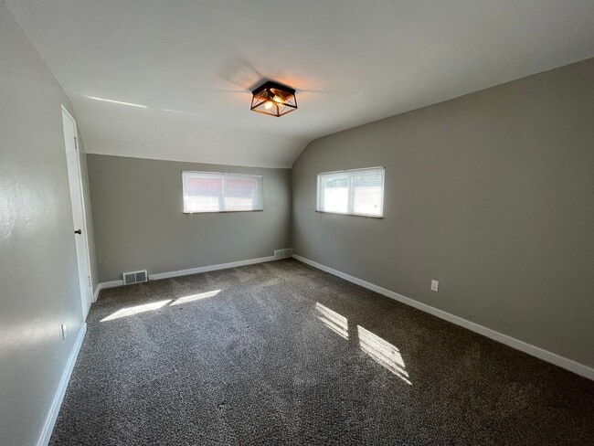 Building Photo - Comfortable 3-Bedroom Home with Private Backyard in Pittsburgh!