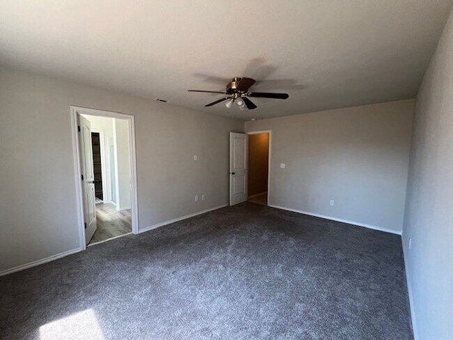 Building Photo - Beautiful 3 bed 2 bath home in the Woodsid...