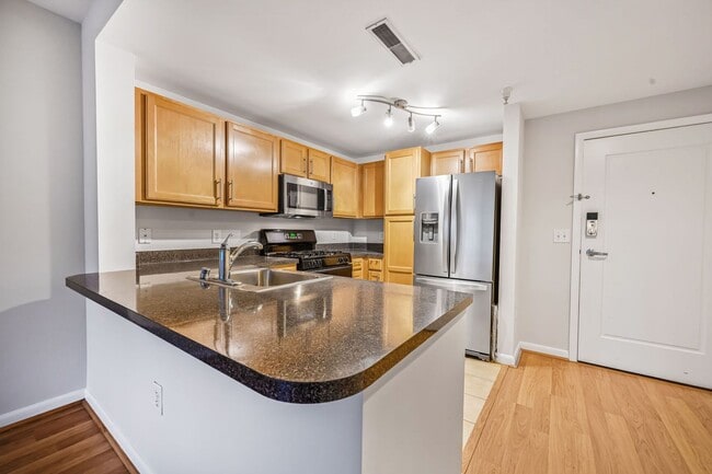 Building Photo - Beautifully Renovated 1BR Condo With Balco...