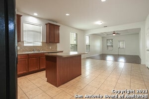 Building Photo - 8947 Oakwood Park