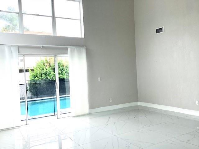 Building Photo - 621 Lakeshore Terrace