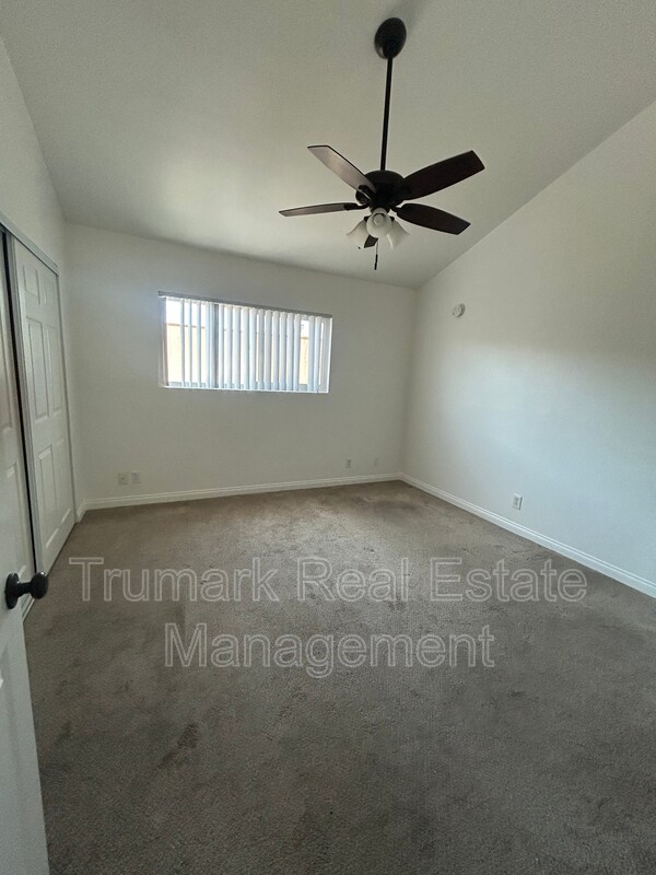 Building Photo - 1122 E Elk Ave