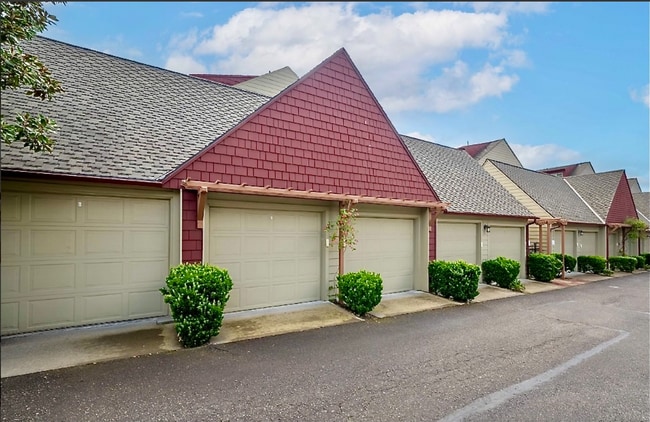 Building Photo - Luxury Townhome in Lake Oswego’s Coveted First Addition | Garage Included!