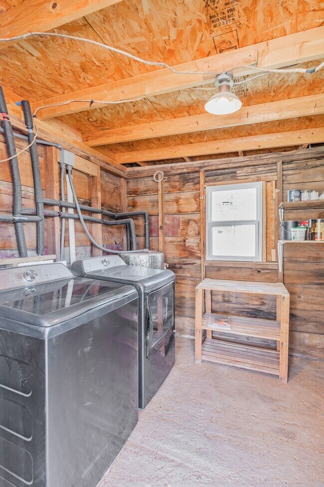 Building Photo - Charming 3 bedroom 2 bath Home with acreage