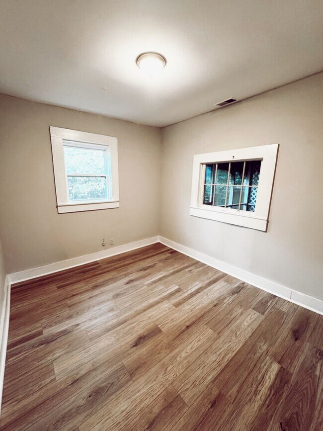 Building Photo - Charming 3-Bedroom Cottage in Normaltown –...