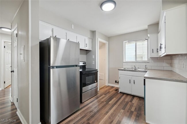 Building Photo - 5339 Elmwood Ave