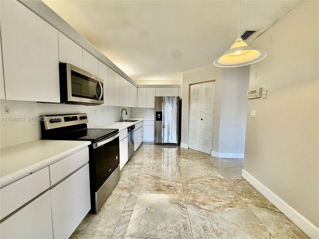 Building Photo - 549 Racquet Club Rd