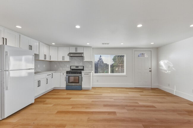 Building Photo - 1671 Mono Ave