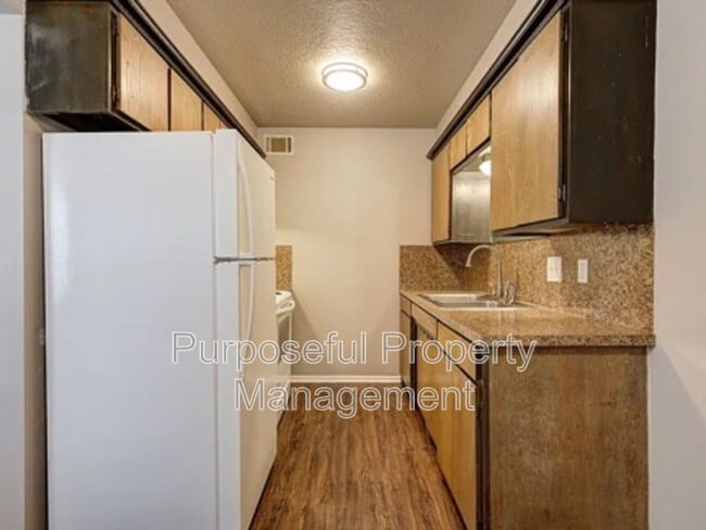 Building Photo - 516 N Ponca Ave