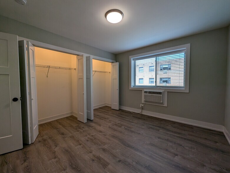 Building Photo - 542 W Surf St