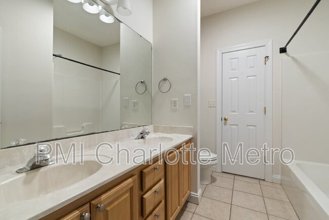Building Photo - 5916 Meadowmere Dr