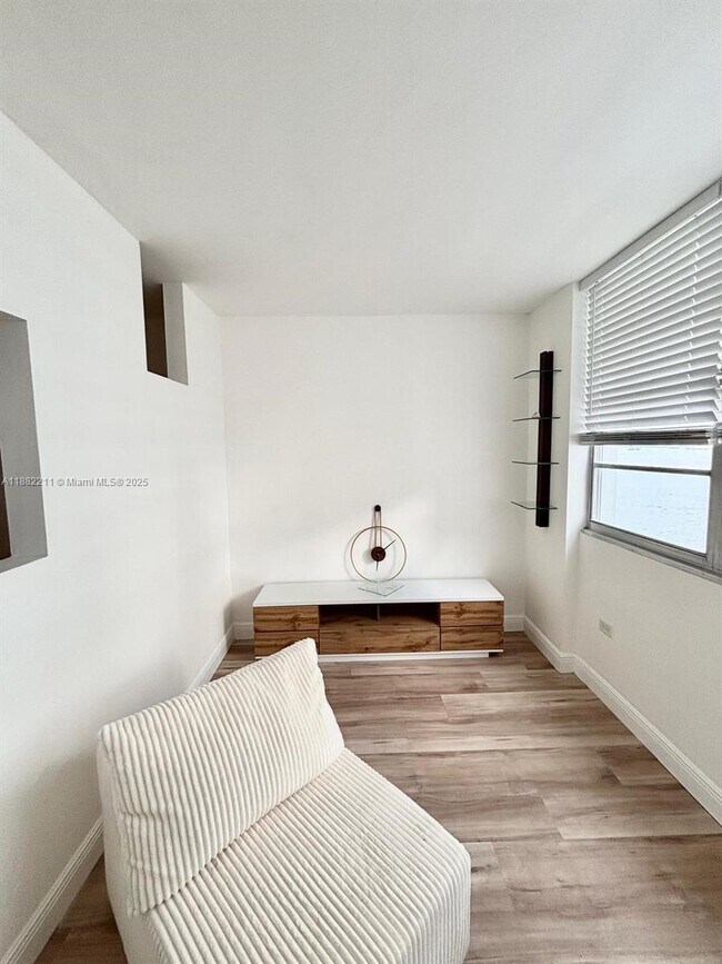Building Photo - 801 Brickell Bay Dr