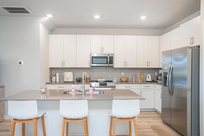 Building Photo - 517 Swanholme Dr