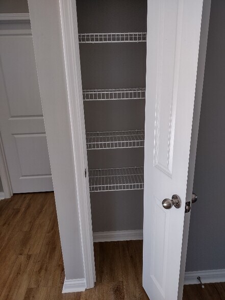 Building Photo - 227 E Oak St