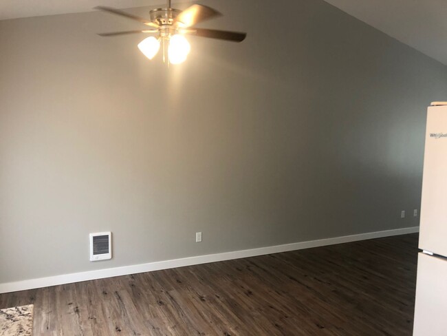 Building Photo - Updated 3 bedroom 1 bath duplex!