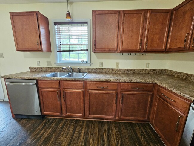 Building Photo - 3 Bed, .6 Acre Home In Chinquapin