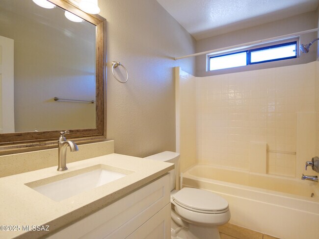 Building Photo - 1672 W Wood Crest Ct