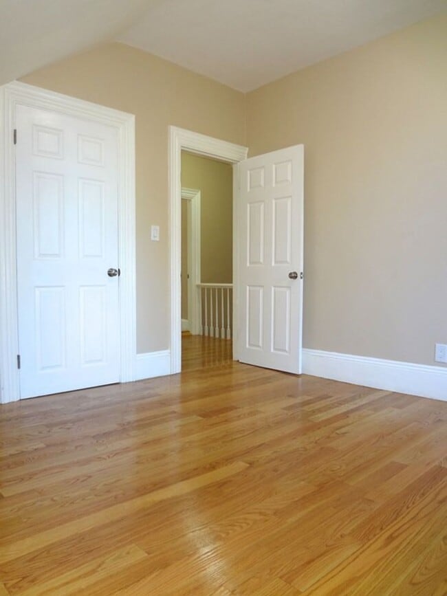 Building Photo - 1800 sqft 4-bed/1.5-bath Single Family Hom...
