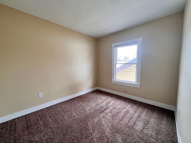 Building Photo - 1947 Sussex Pl