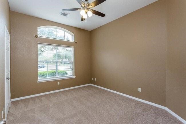 Building Photo - 3926 Palace Springs