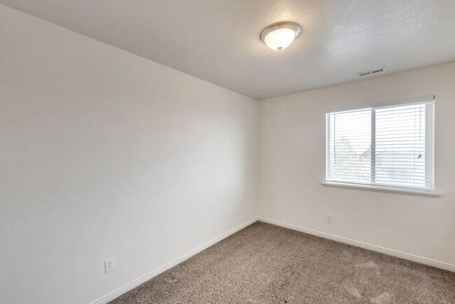 Building Photo - Stunning Saratoga Springs Townhome