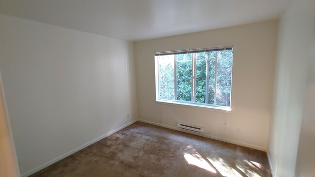 Building Photo - Private Second floor 1 bed 1 bath condo wi...