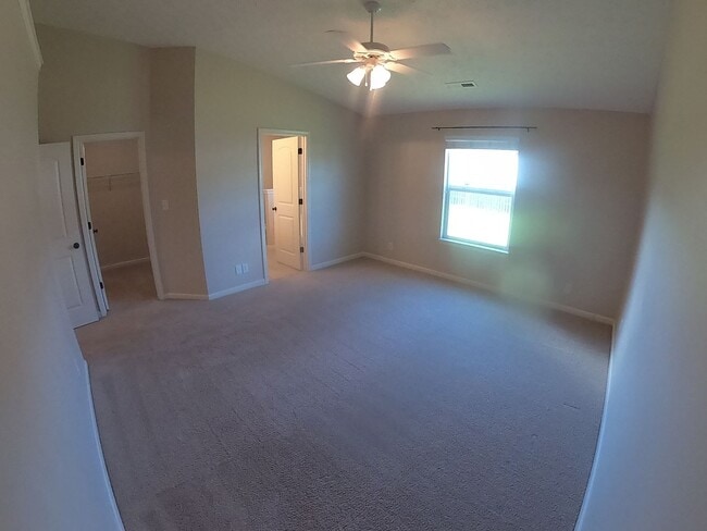 Building Photo - Large 3 Bedroom Home