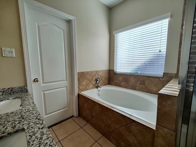 Building Photo - 21915 Stockbridge Ln