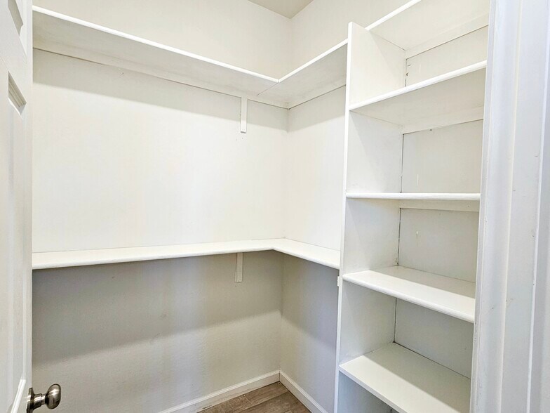 Building Photo - 1112 E 4th St