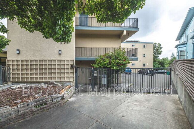 Building Photo - 480 Crescent St