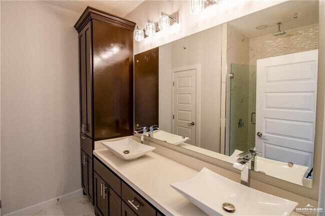 Building Photo - 15 S Livingston St