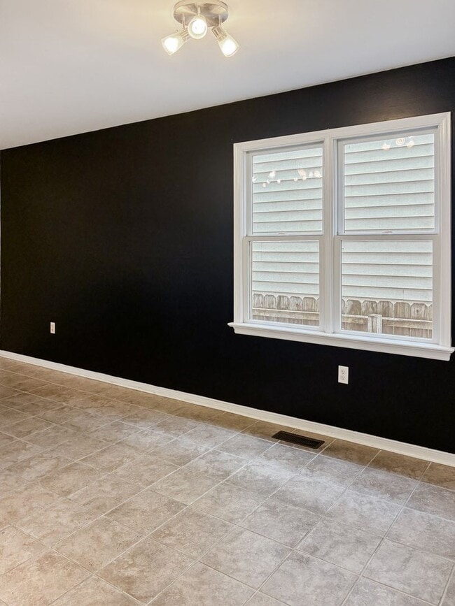 Building Photo - Updated 3 Bedroom in Manchester!