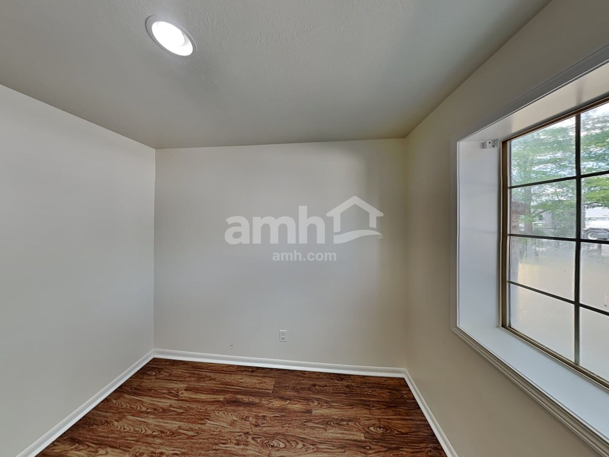 Building Photo - 939 740 S