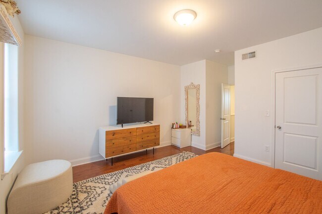 Building Photo - Beautiful Point Breeze Townhome