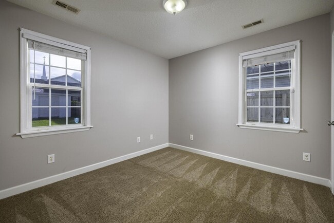 Building Photo - 3BR Home Near N. Marine Blvd with Fenced Backyard