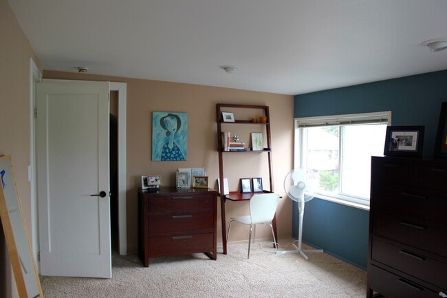 Building Photo - Beautiful Queen Anne Craftsman Home!