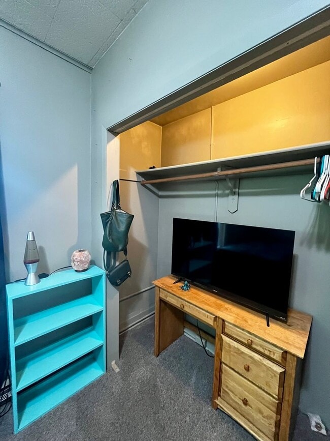 Building Photo - Amazing Downtown Location - 3 BR Home just...