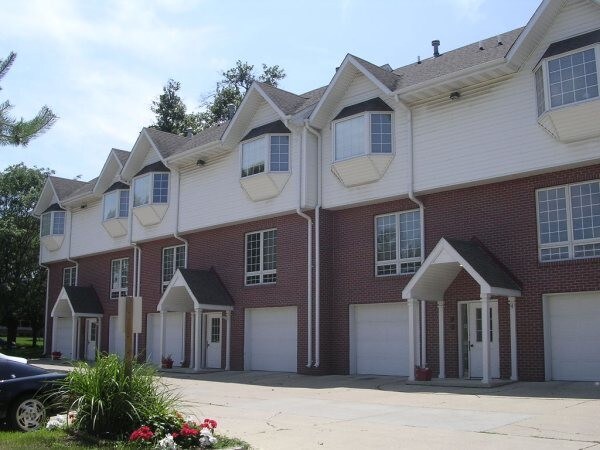 Primary Photo - 3215 Grand Ave