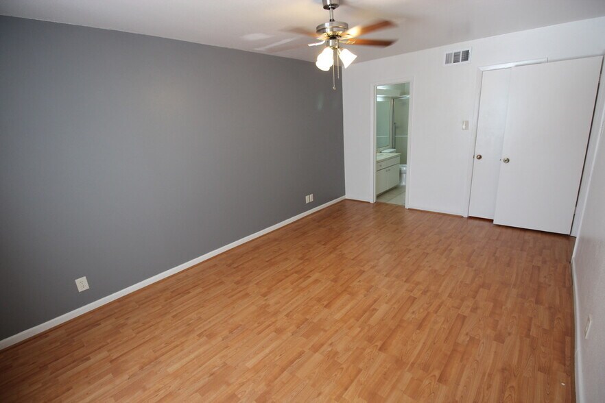 Building Photo - 8401 N New Braunfels Ave