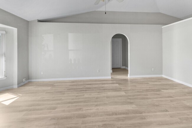 Building Photo - 173 SW Ray Ave