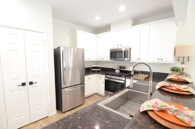 Building Photo - 2201 Naomi St