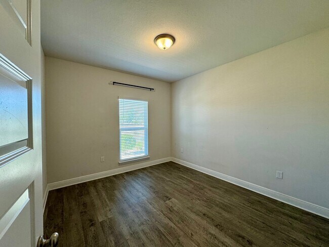 Building Photo - 145 Sandyshore Ct